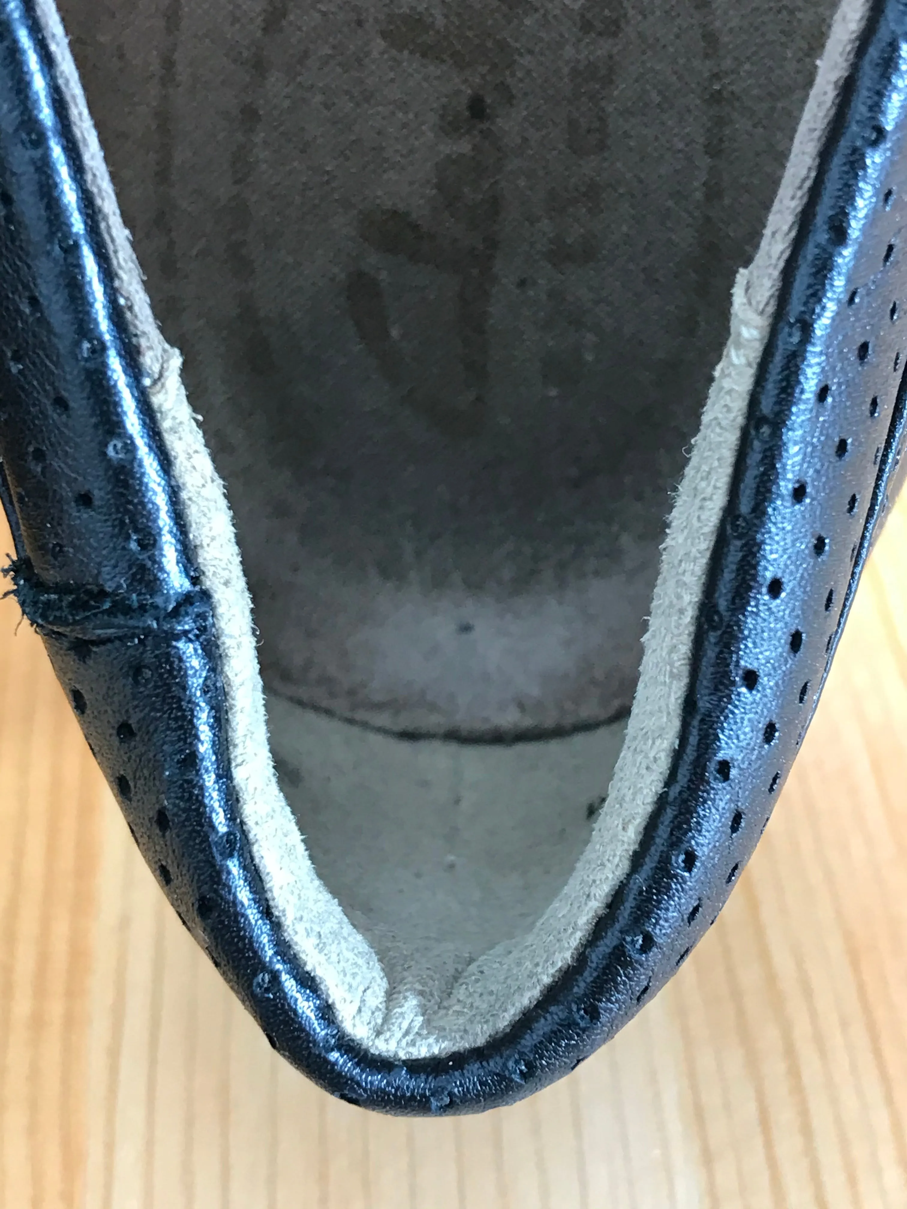 CLARKS DAELYN CITY Women's Size 7 Perforated Leather Slip On Shoes Black